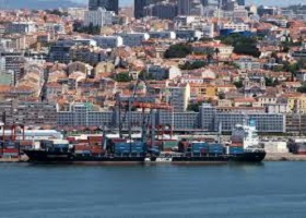 Scenic cruising Tagus River / Lisbon, Portugal